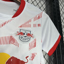 camisa-camiseta-shorts-red-bull-rb-leipzig-puma-versao-versao-torcedor-conjunto-infantil-kids-24-25-home-casa-i-principal-1-vermelha-vermelho-branca-branco_3