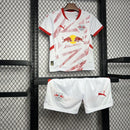 camisa-camiseta-shorts-red-bull-rb-leipzig-puma-versao-versao-torcedor-conjunto-infantil-kids-24-25-home-casa-i-principal-1-vermelha-vermelho-branca-branco_5