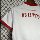 camisa-camiseta-shorts-red-bull-rb-leipzig-puma-versao-versao-torcedor-conjunto-infantil-kids-24-25-home-casa-i-principal-1-vermelha-vermelho-branca-branco_6