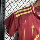 camisa-camiseta-shorts-roma-adidas-riyadh-season-versao-versao-torcedor-conjunto-infantil-kids-24-25-home-casa-i-principal-1-vinho-dourada-dourado-vermelha-vermelho_4