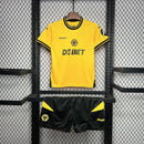 camisa-camiseta-shorts-wolverhampton-wolves-debet-sudu-versao-torcedor-conjunto-infantil-kids-24-25-home-casa-i-principal-1-amarela-amarelo-laranja-preta-preto_1