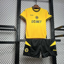 camisa-camiseta-shorts-wolverhampton-wolves-debet-sudu-versao-torcedor-conjunto-infantil-kids-24-25-home-casa-i-principal-1-amarela-amarelo-laranja-preta-preto_4