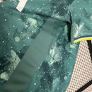 camisa-camiseta-spurs-tottenham-hotspurs-nike-aia-versao-versao-torcedor-masculina-24-25-third-away-fora-iii-terceira-3-verde-branca-branco-galaxia-galaxia_3