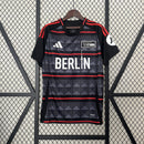 camisa-camiseta-union-berlin-adidas-versao-versao-torcedor-masculina-24-25-away-fora-ii-secundaria-2-vermelha-branco-branca-vermelho-preta-preto-cinza_1