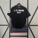camisa-camiseta-union-berlin-adidas-versao-versao-torcedor-masculina-24-25-away-fora-ii-secundaria-2-vermelha-branco-branca-vermelho-preta-preto-cinza_3