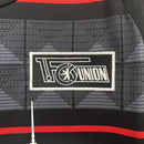 camisa-camiseta-union-berlin-adidas-versao-versao-torcedor-masculina-24-25-away-fora-ii-secundaria-2-vermelha-branco-branca-vermelho-preta-preto-cinza_6