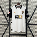 camisa-camiseta-valencia-puma-tm-real-estate-group-versao-versao-torcedor-masculina-24-25-home-casa-i-principal-1-preta-branca-preto-branco-dourada-dourado_1