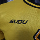 camisa-camiseta-wolverhampton-wolves-debet-sudu-versao-jogador-masculina-24-25-home-casa-i-principal-1-amarela-amarelo-laranja-preta-preto_10