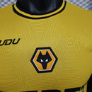camisa-camiseta-wolverhampton-wolves-debet-sudu-versao-jogador-masculina-24-25-home-casa-i-principal-1-amarela-amarelo-laranja-preta-preto_8