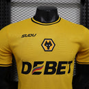 camisa-camiseta-wolverhampton-wolves-debet-sudu-versao-jogador-masculina-24-25-home-casa-i-principal-1-amarela-amarelo-laranja-preta-preto_9