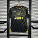 camisa-camiseta-wolverhampton-wolves-debet-sudu-versao-torcedor-masculina-24-25-away-fora-ii-secundaria-2-amarela-amarelo-laranja-preta-preto_1