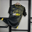 camisa-camiseta-wolverhampton-wolves-debet-sudu-versao-torcedor-masculina-24-25-away-fora-ii-secundaria-2-amarela-amarelo-laranja-preta-preto_4