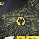 camisa-camiseta-wolverhampton-wolves-debet-sudu-versao-torcedor-masculina-24-25-away-fora-ii-secundaria-2-amarela-amarelo-laranja-preta-preto_7