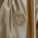camisa-camiseta-wolverhampton-wolves-debet-sudu-versao-torcedor-masculina-24-25-comemorativa-70-anos-amarela-amarelo-laranja-preta-preto-dourada-dourado_1_9