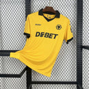 camisa-camiseta-wolverhampton-wolves-debet-sudu-versao-torcedor-masculina-25-26-home-casa-i-principal-1-laranja-amarela-amarelo-preta-preto_1