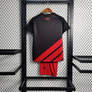 conjunto-infantil-shorts-camisa-camiseta-cap-athletico-paranaense-umbro-esportes-da-sorte-versao-versao-torcedor-23-24-away-fora-ii-secundaria-2-vermelha-preta-vermelho-preto_11