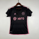 torcedor-inter-miami-messi-ii-away-reserva-fora-internacional-mls-adidas-feminina-xbto-23-24-preta-rosa_1