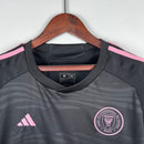 torcedor-inter-miami-messi-ii-away-reserva-fora-internacional-mls-adidas-feminina-xbto-23-24-preta-rosa_7